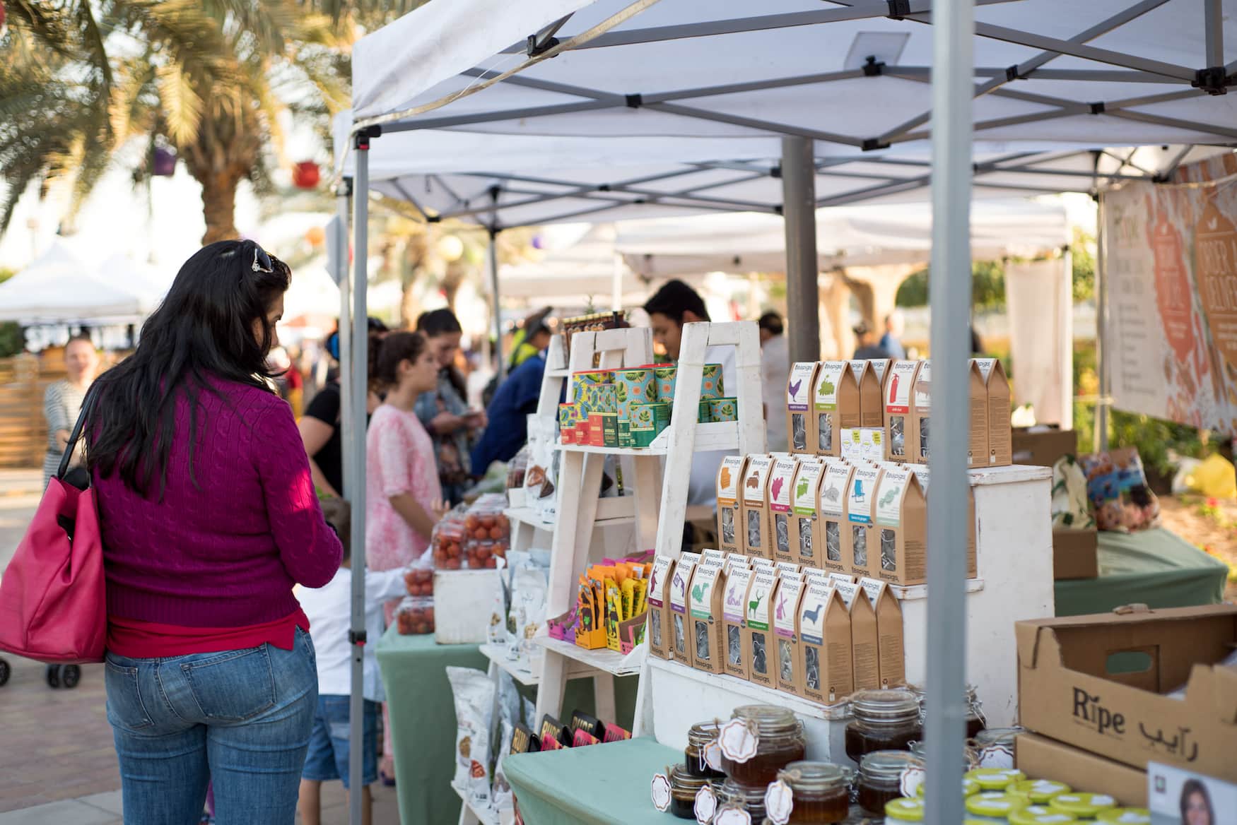 Frau schlendert über den Ripe Market in Dubai