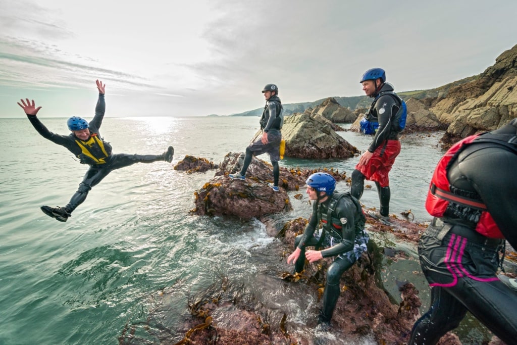 Outdoor-Unternehmungen in Wales: Coasteering in St. Davids