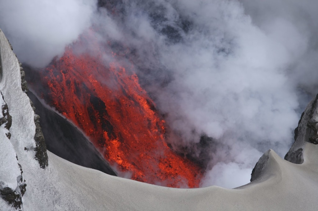 Vulkan auf Island, Lava, Dampf, Eis