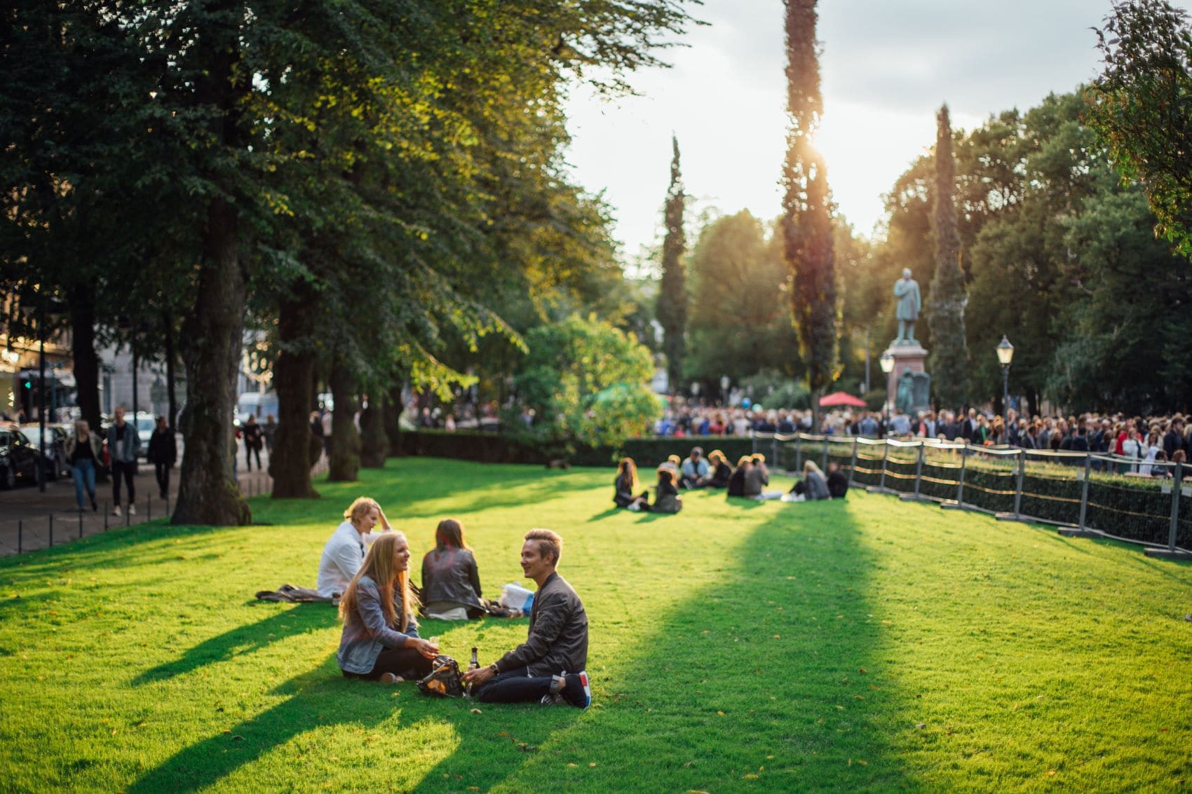 Besucher auf Wiese im Esplanade Park Helsinki 