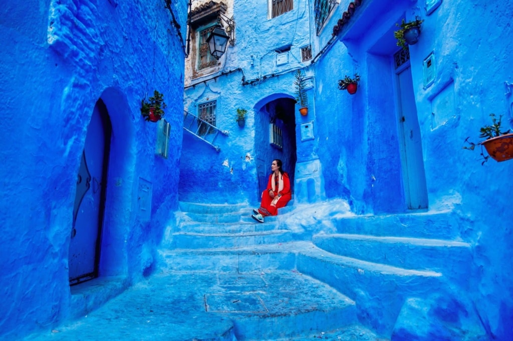 Frau in der Altstadt von Chefchaouen