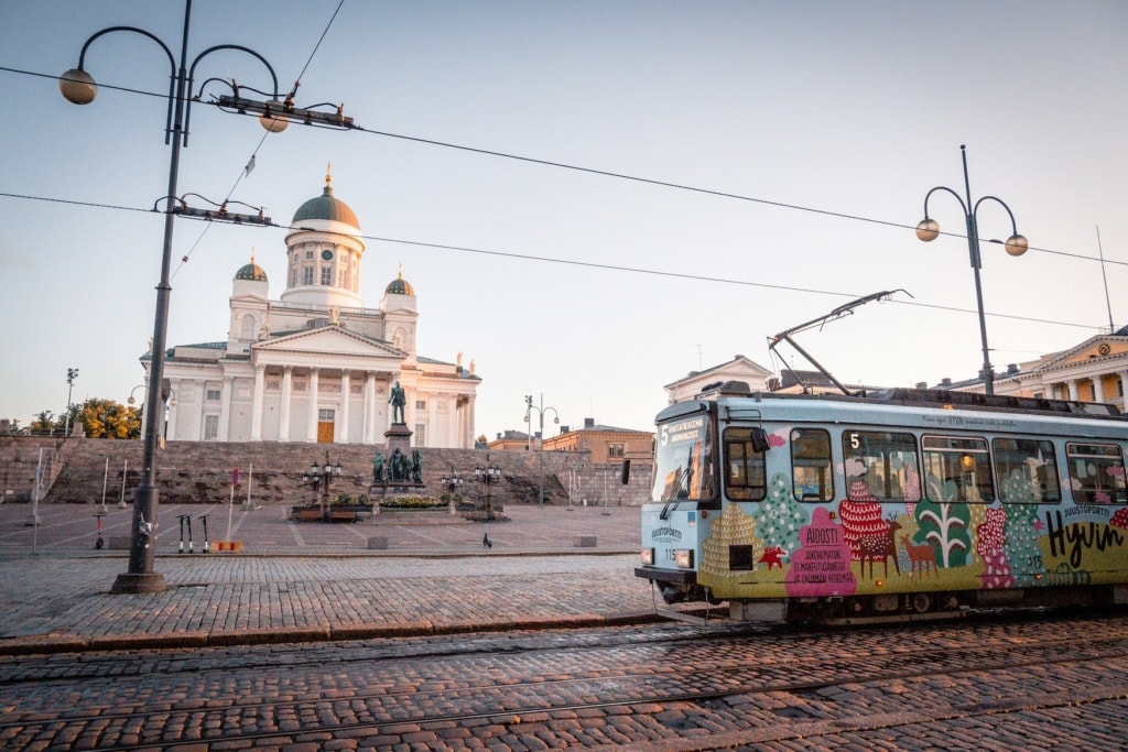 Straßenbahn vor Kathedrale in Helsinki