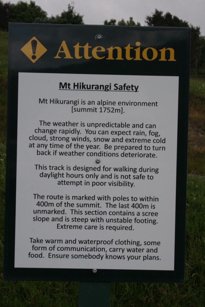 Das Warnschild beim Startpunkt der Wanderung zum Gipfel des Mount Hikurangi in Neuseeland zeigt: Der Gipfel hat es in sich.