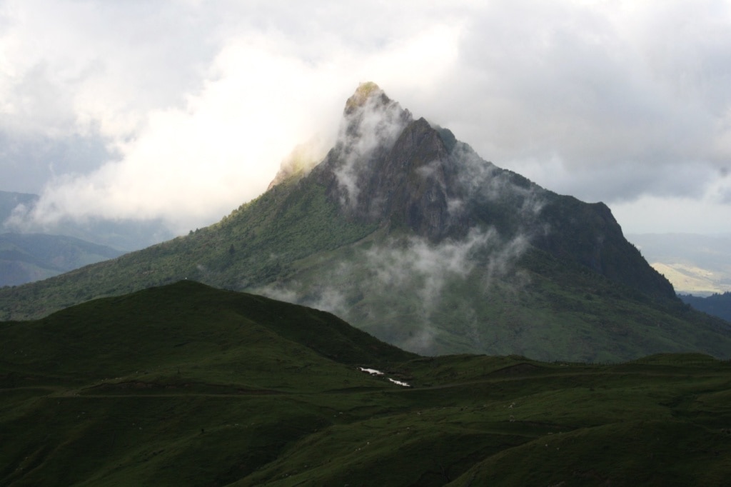 Die Wolken ziehen sich am Mount Hikurangi in Neuseeland dramatisch zu.