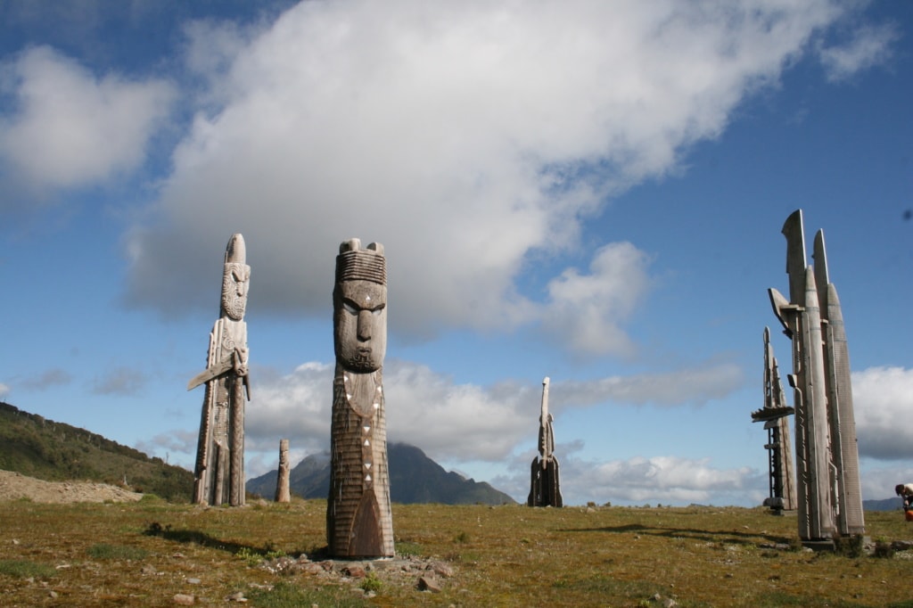 Eindrucksvoll wachen die Totempfäle am Gipfel des Mount Hikurangi.