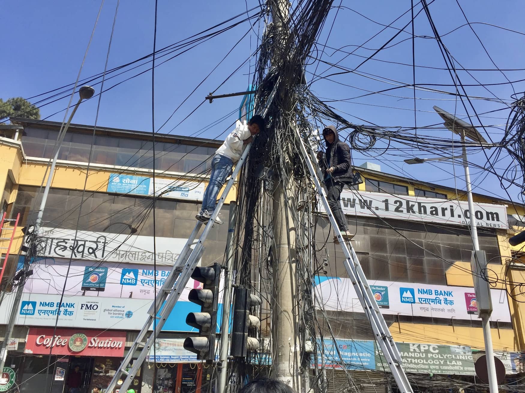 Kabel hängen über Ampel in nepalesischer Hauptstadt Kathmandu