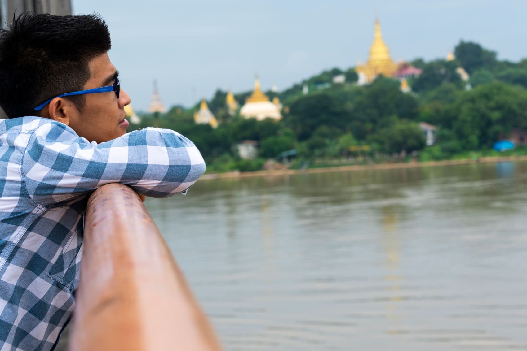 Tourist auf Ausflugsschiff auf Fluss Ayeyarwady