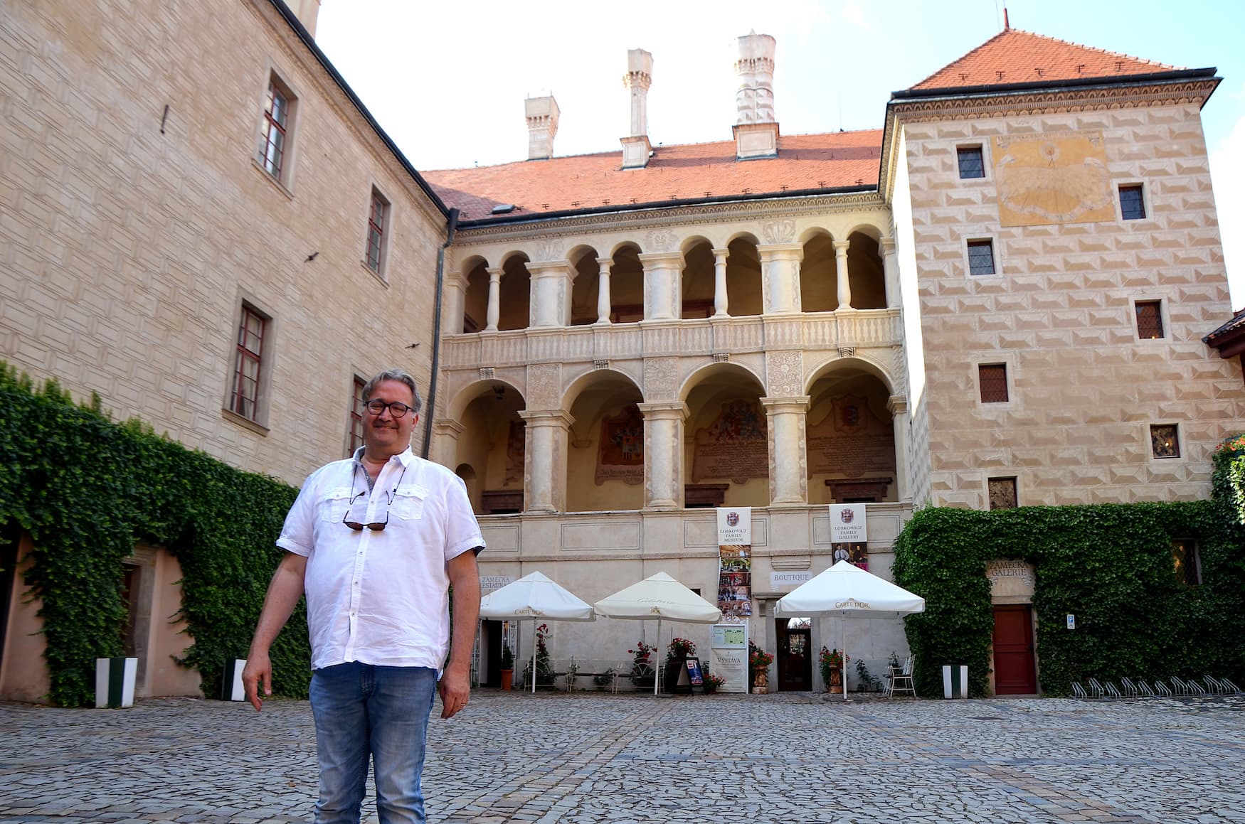 Jiri Lobkowitz vor seinem Schloss in Melnik