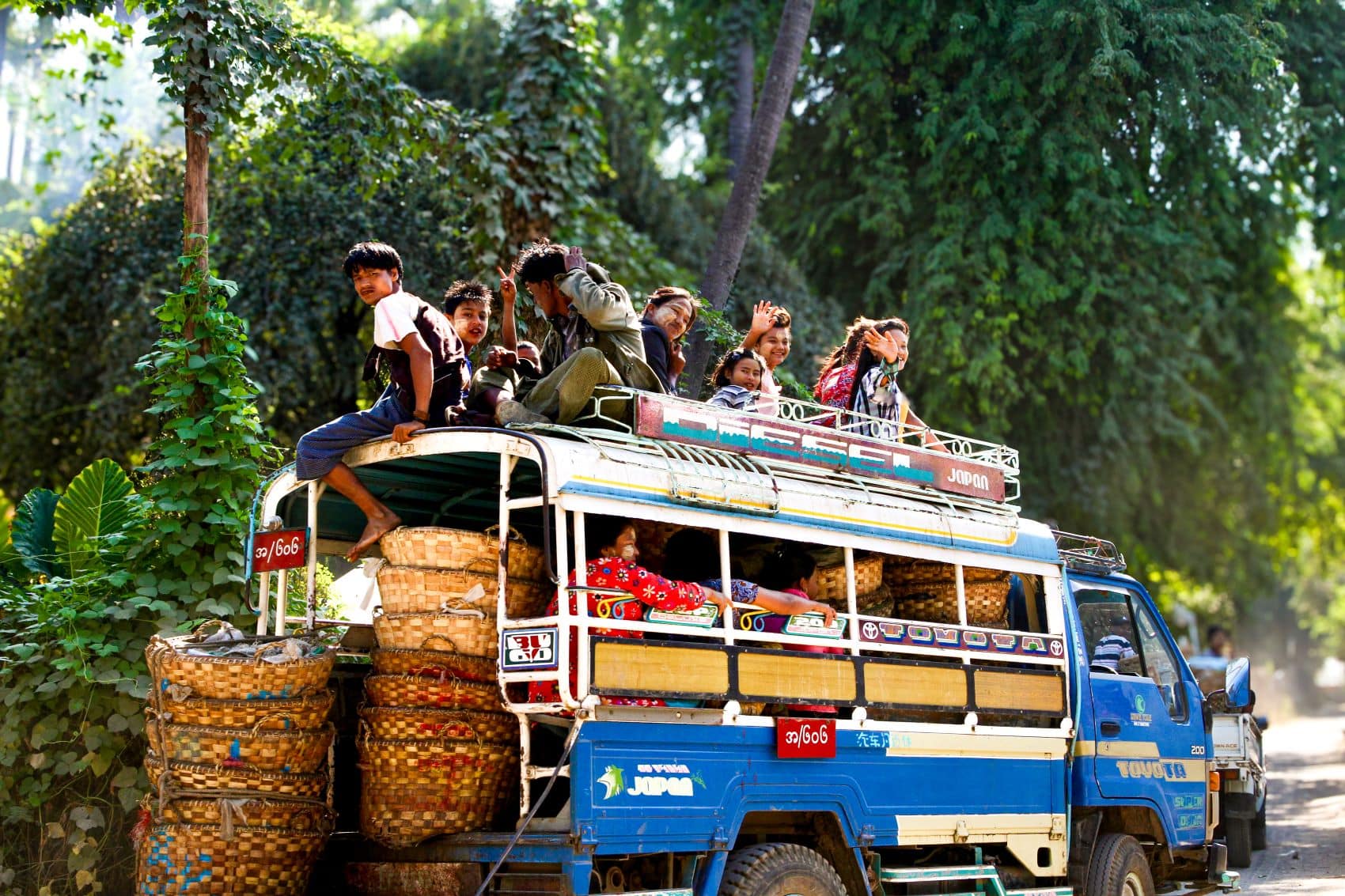 Kinder auf Dach eines Busses in Myanmar