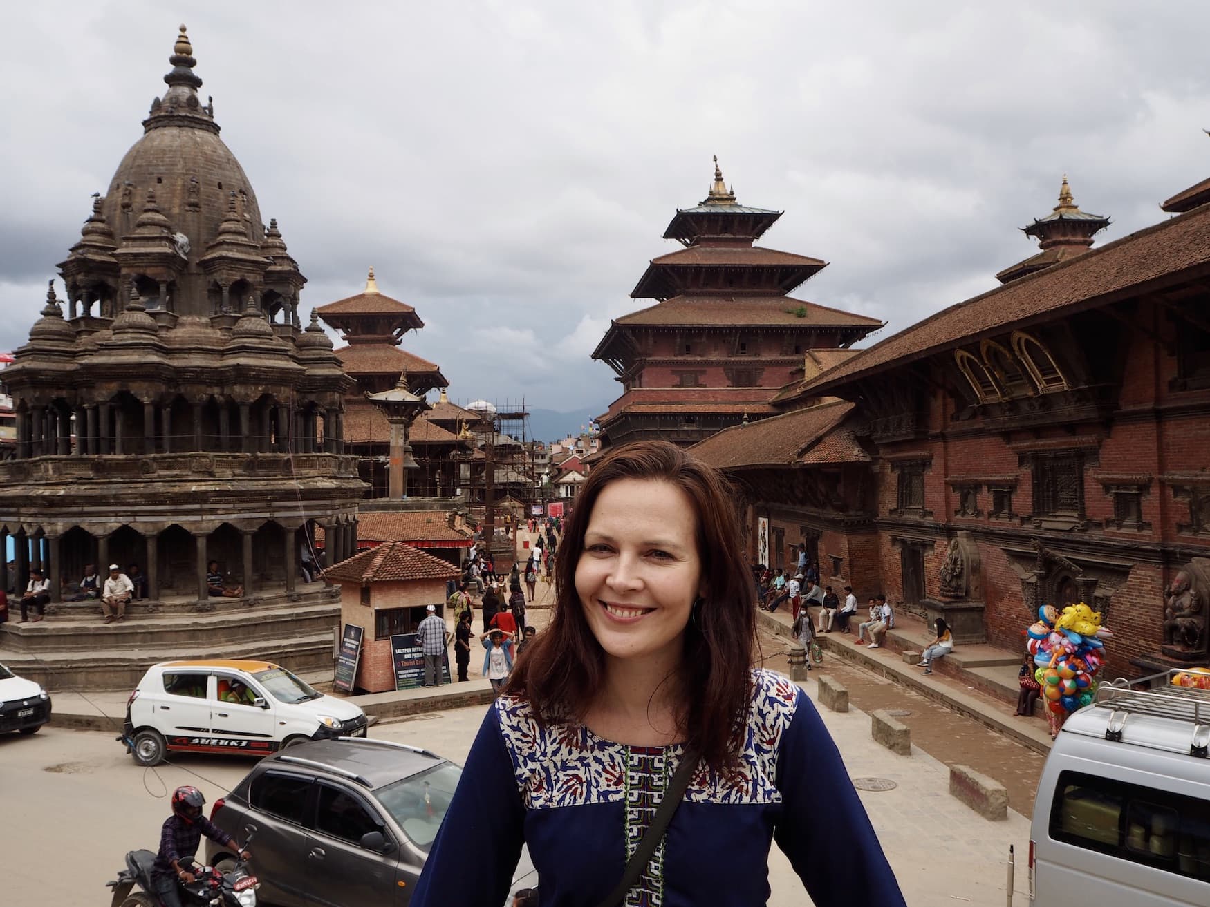 Autorin Susanne vor einem Tempel in Kathmandu