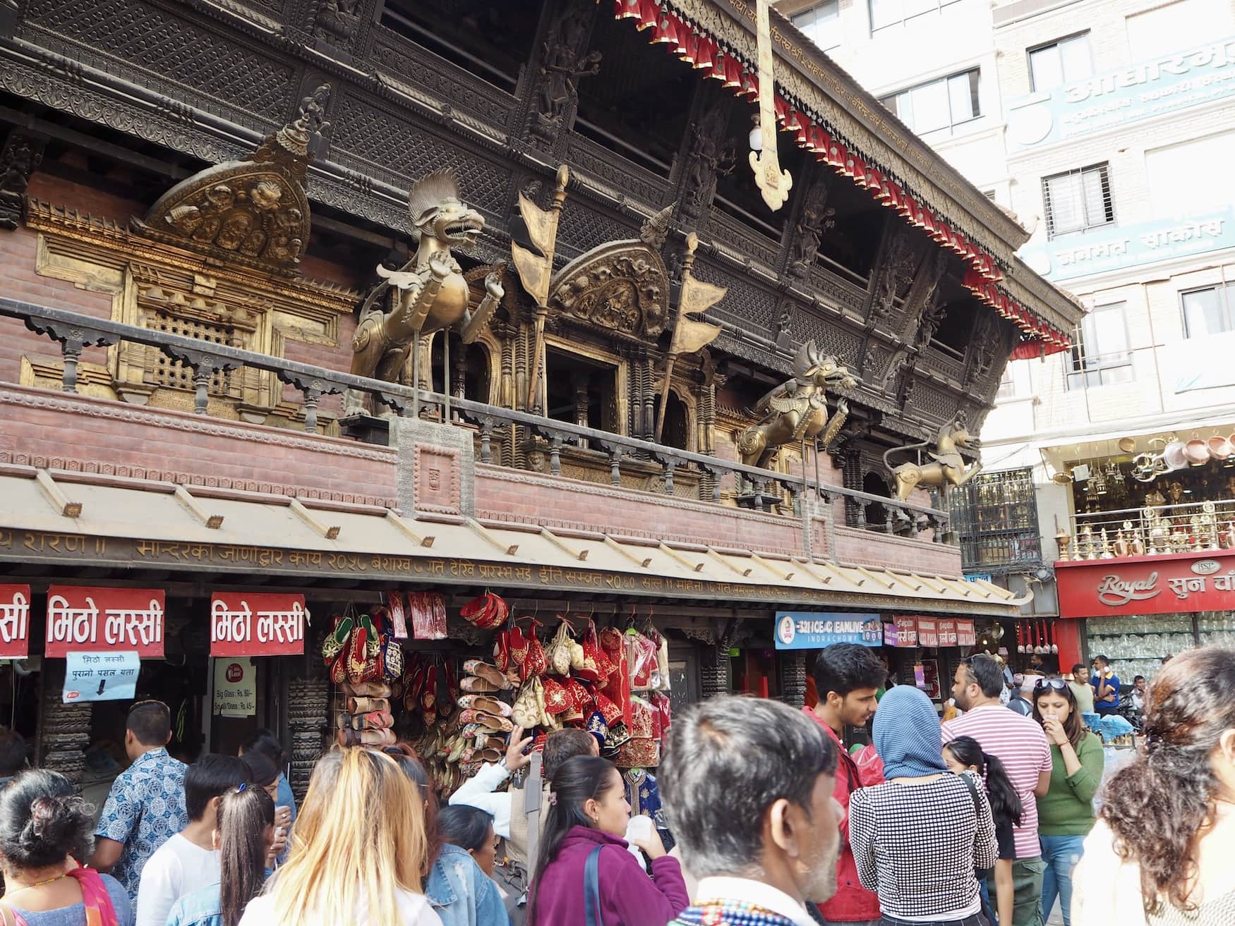 Menschen drängen sich durch Straße in Kathmandu