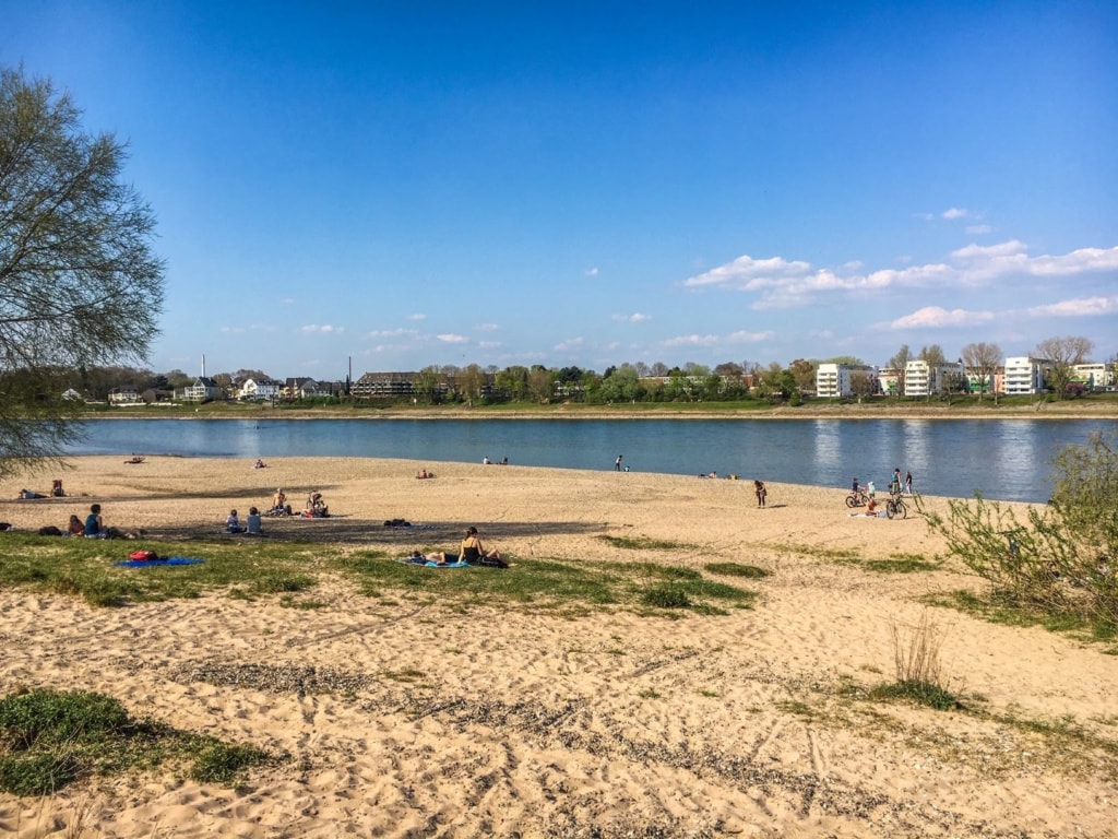 Sandstrand am Niehler Hafen in Köln im Sommer