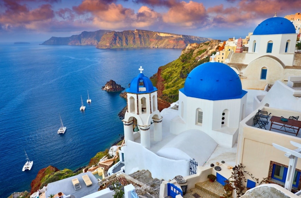 Blau-weiße Häuser auf Santorin in Griechenland