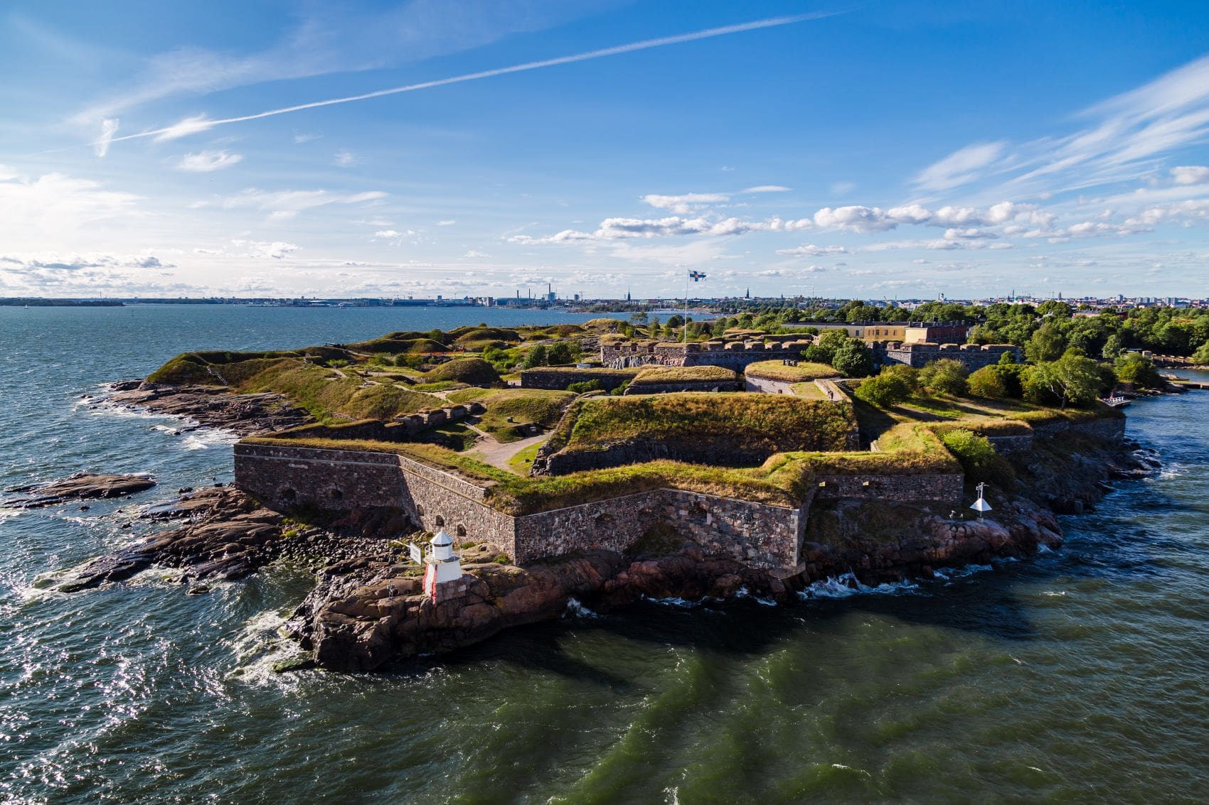 Insel Suomenlinna vor Helsinki aus der Luft fotografiert 