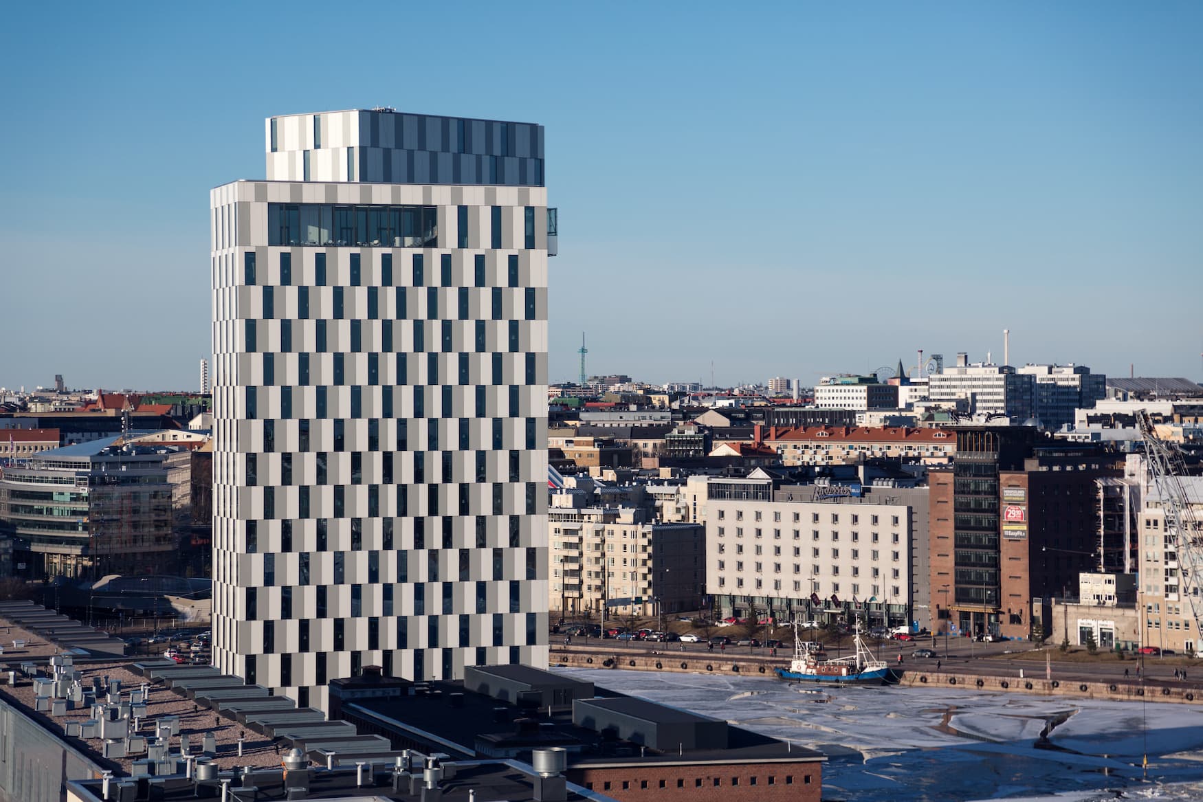 Das hohe Gebäude des Hotels fällt in der Skyline von Helsinki definitiv auf.