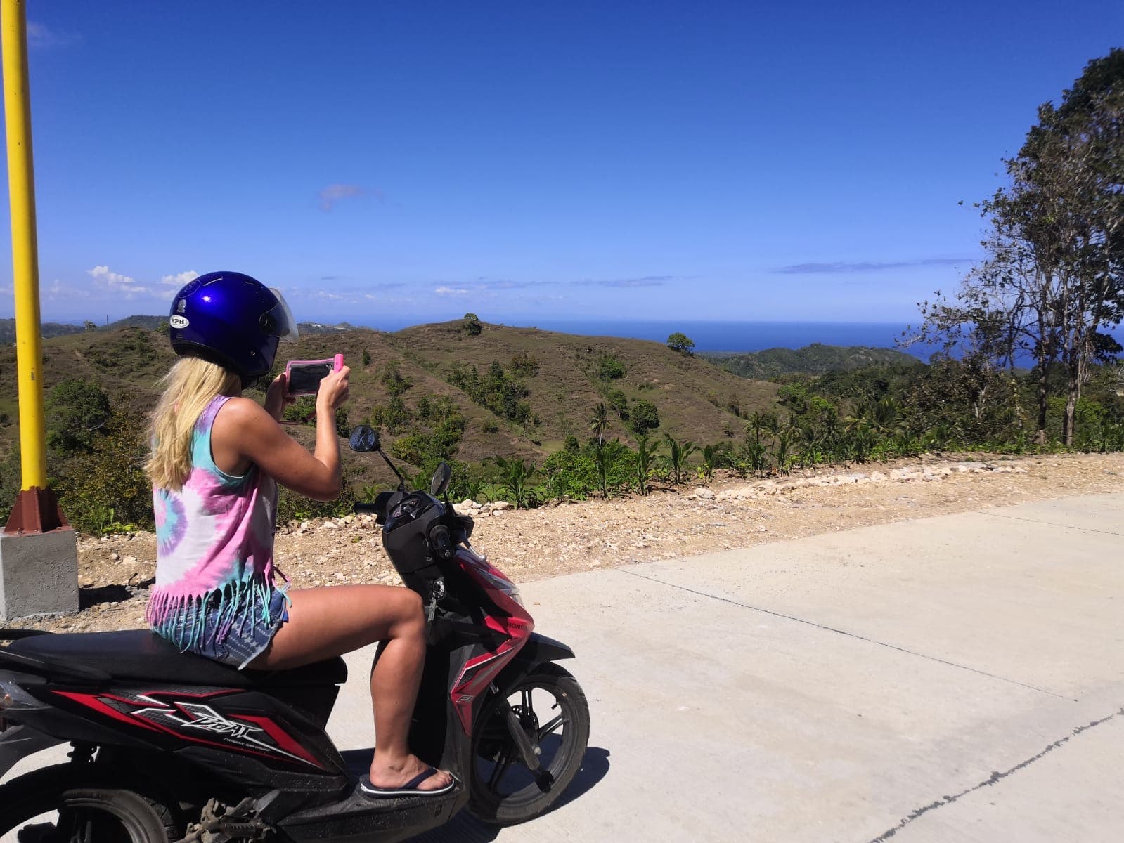 Touristin auf einem Roller auf der Insel Siquijor