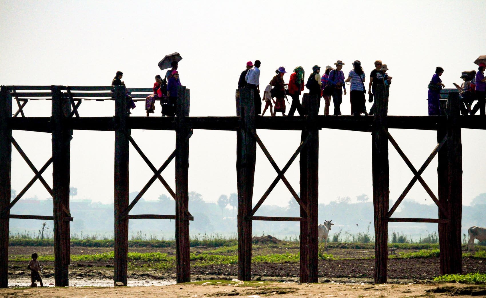 Touristen auf U-Bein-Brücke in Myanmar