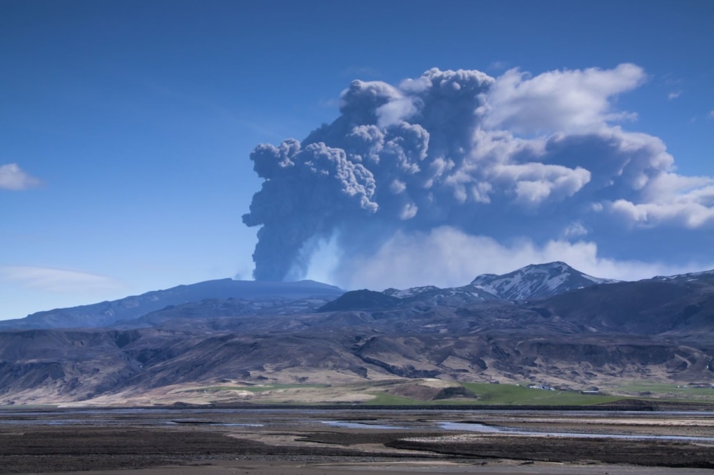Vulkan auf Island, der Rauch in die Atmosphäre ausstößt