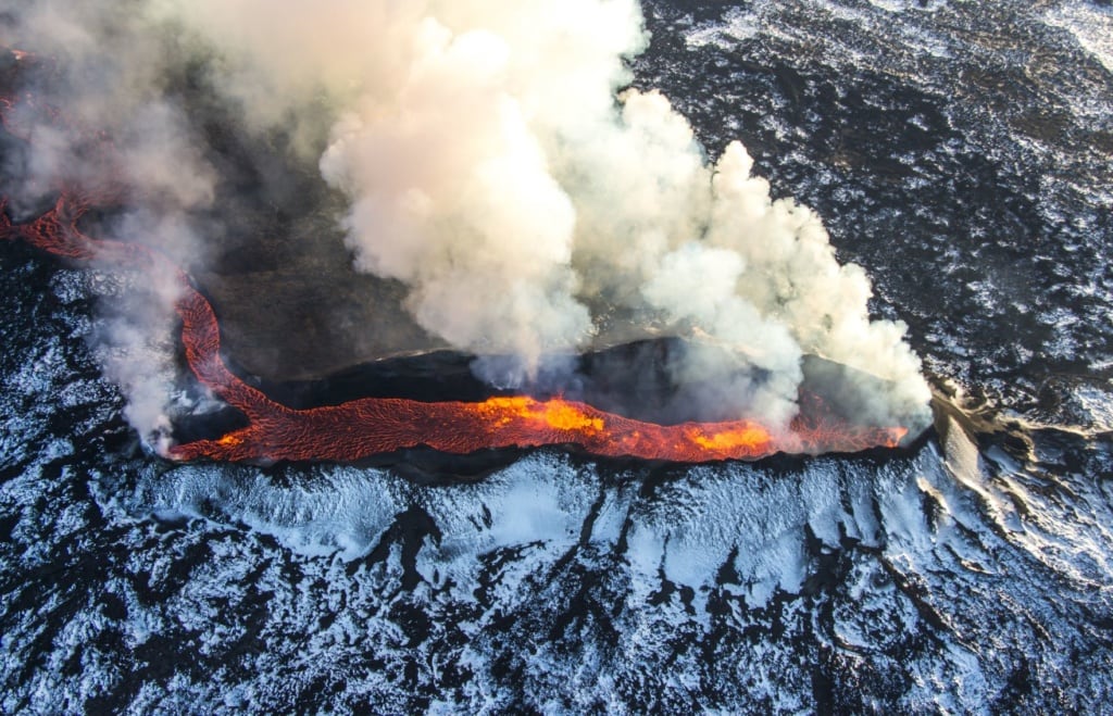 Vulkan auf Island, der Lava spuckt