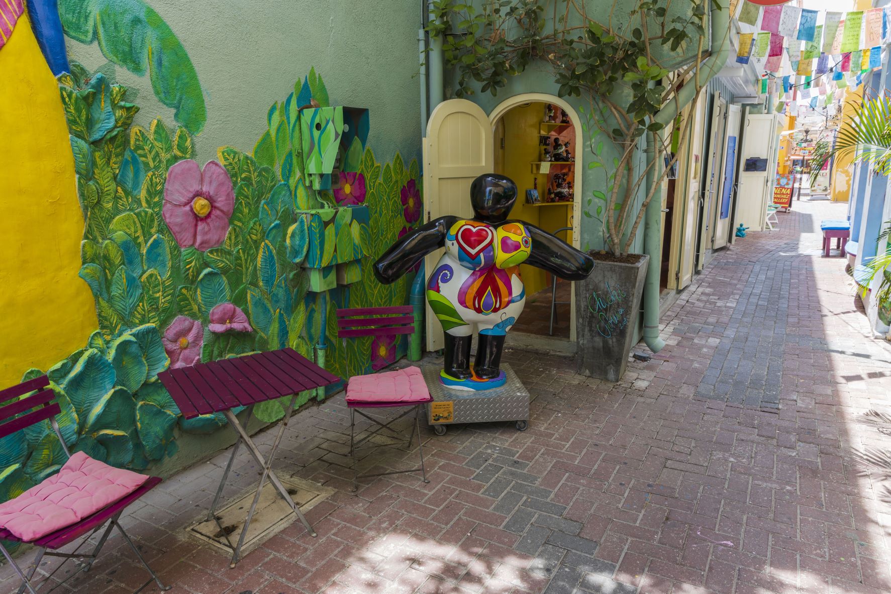 Chichi-Figur vor einem Shop in Willemstad