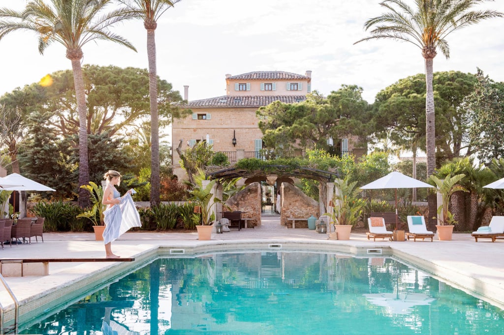 Die schönsten Hotelpools: Frau am Pool des Cal Reiet Holistic Retreat