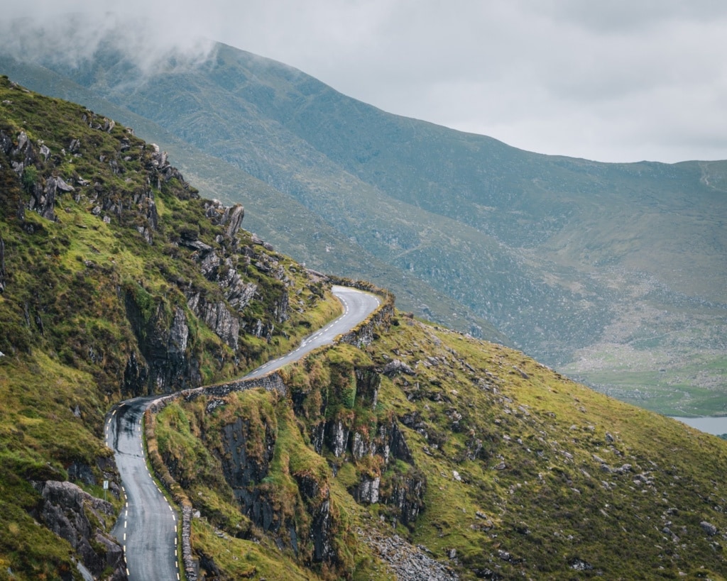Der Connor Pass auf Irlands Dingle-Halbinsel ist Fahrspaß pur.