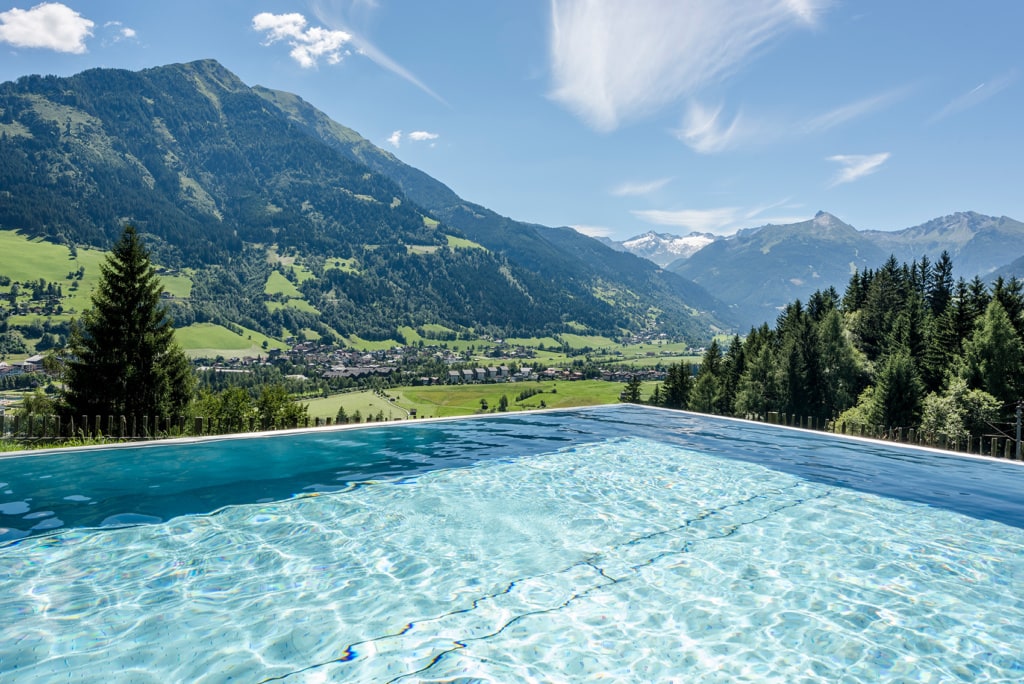 Pool mit Sicht auf die Berge des Hotel DAS.GOLDBERG