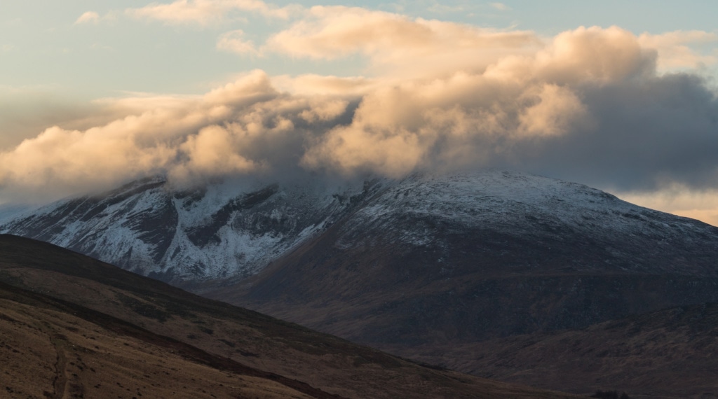 Der Mount Brandon gibt Dingle stets eine dramatische Kulisse.