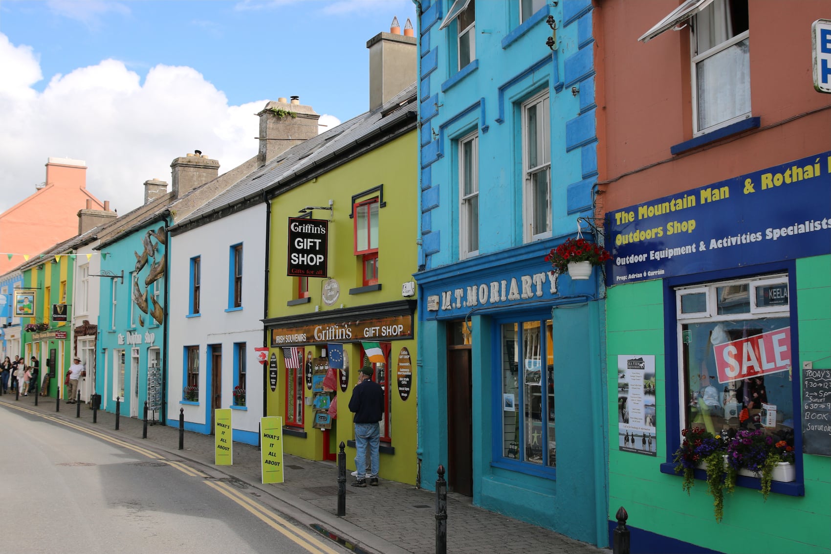 Bunte Häuschen säumen die Main Street von Dingle in Irland.