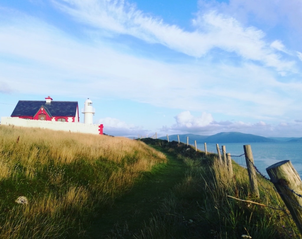 Vor der Bucht von Dingle prangt dieser schmucke Leuchtturm.