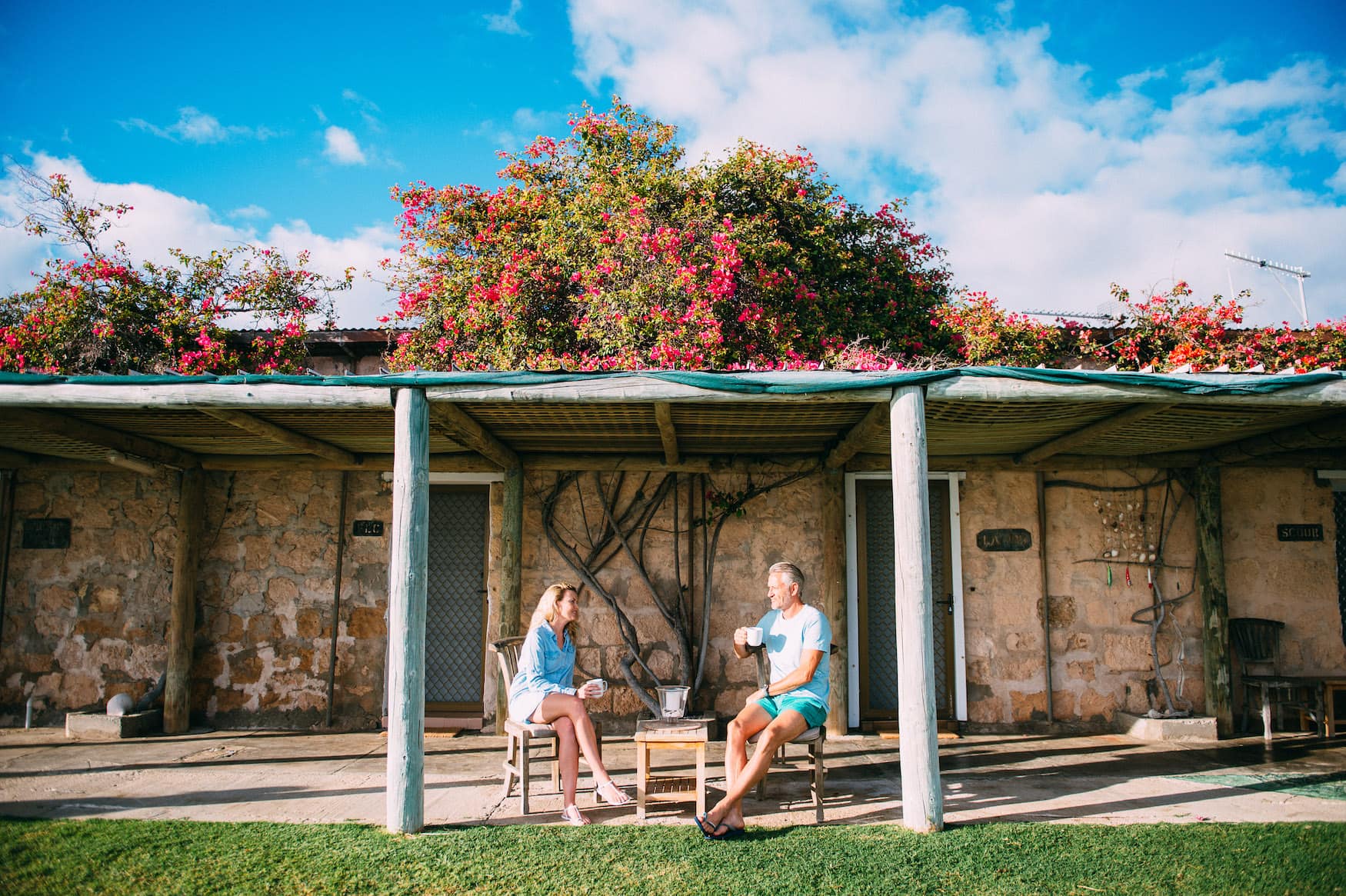 Ehepaar sitzt in Eco Lodge auf Dirk Hartog Island