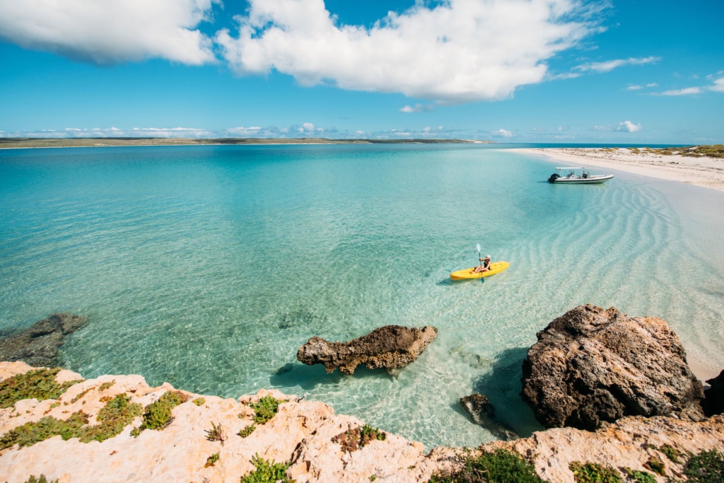 Frau schippert auf gelben Kanu durch Inselparadiese in Westaustralien