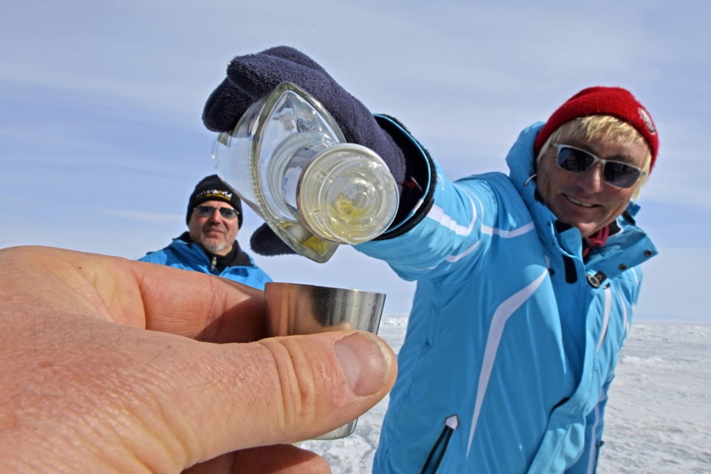 Kein Russland ohne Wodka: So weit man sich an den kalten Tagen am Baikalsee richtig ein,