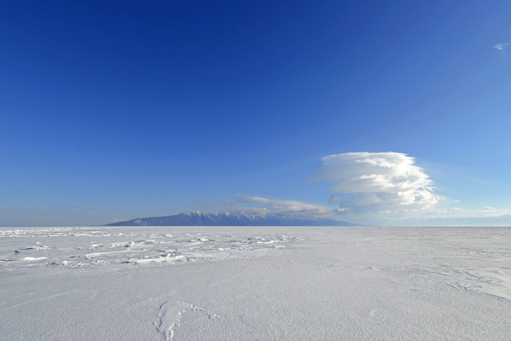 Eine dicke Schneedecke bedeckt das Eis auf dem Baikalsee.