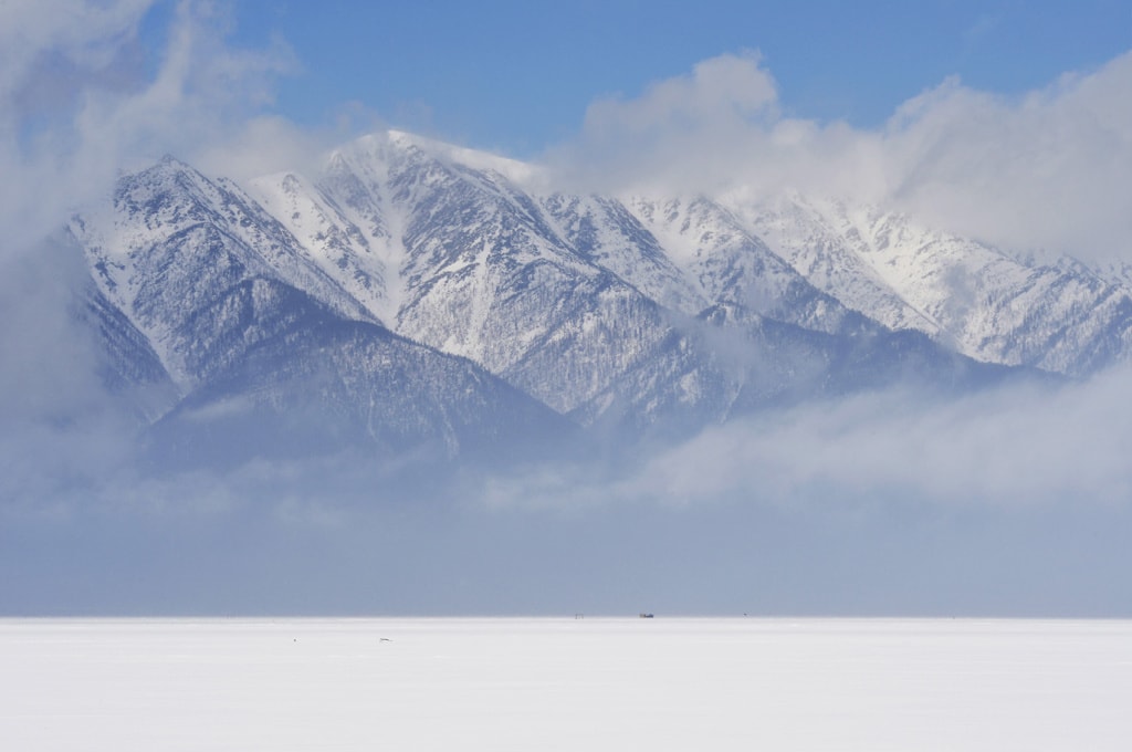 Majestätisch ragen die Berge am Ufer des Baikalsees empor.