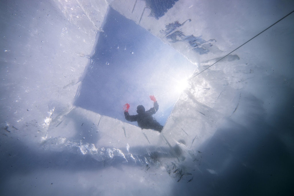 Eisloch: Ein meterdickes Eisloch dient den Tauchern am Baikalsee als Einstieg.
