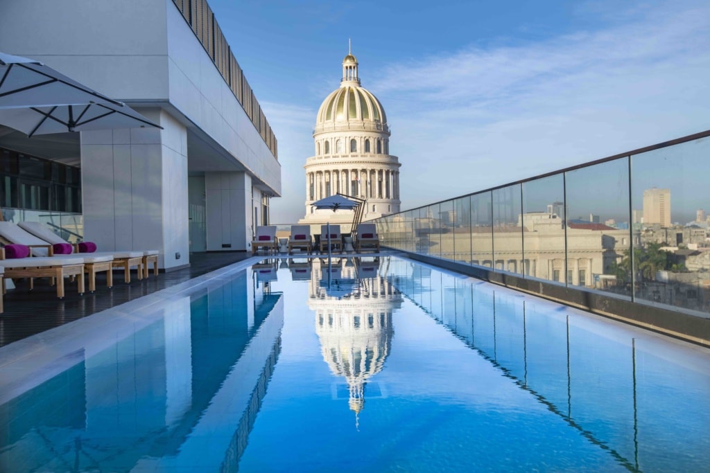 Pool des Kempinski Hotels mit Blick uf Havanna