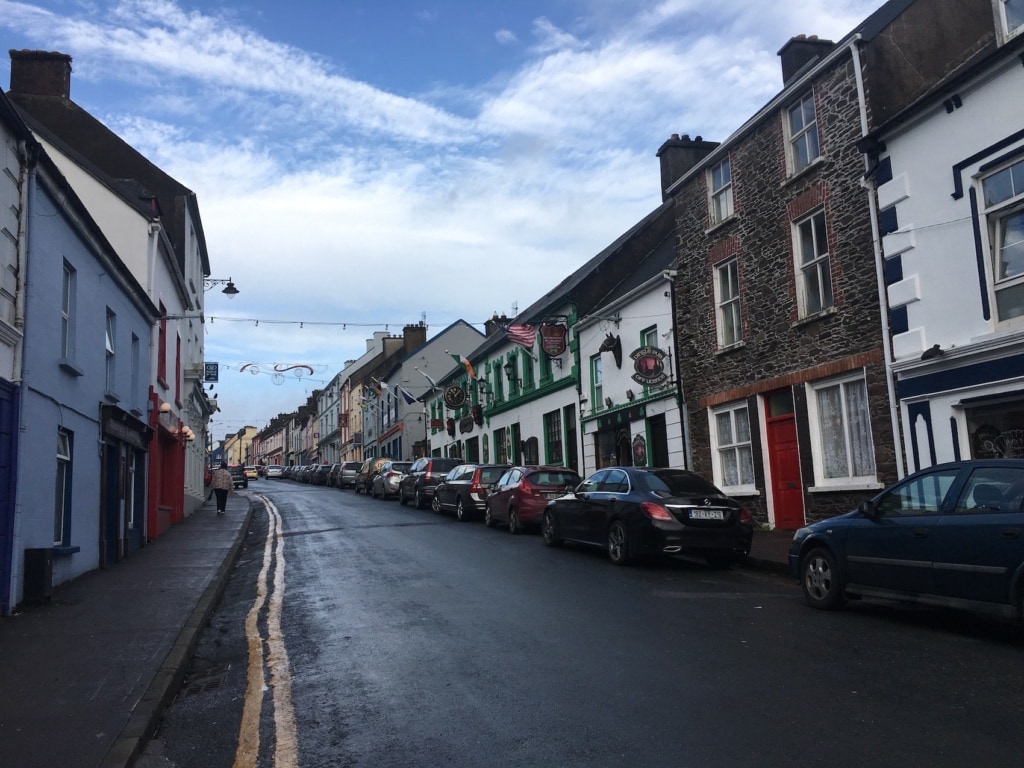 Bunte Häuschen säumen die Main Street von Dingle in Irland.