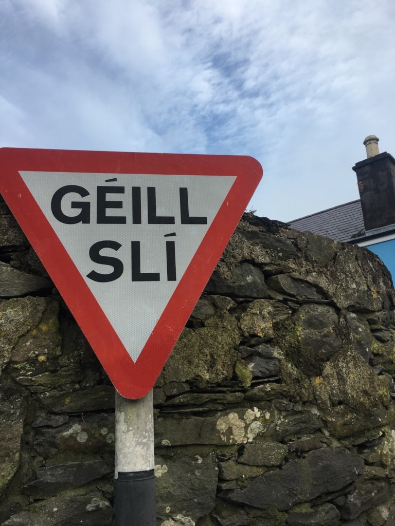 Die Straßenschilder in Dingle sind noch in Gallisches verfasst.