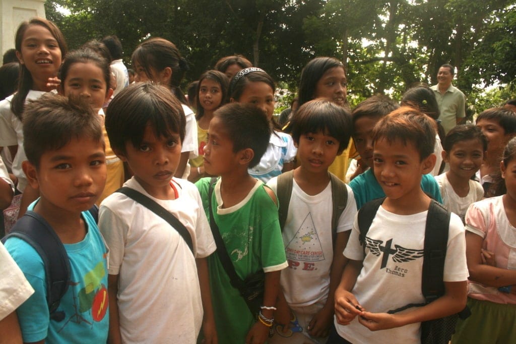 Immer wieder wird man auf den Philippinen von neugierigen Kindern beäugt.