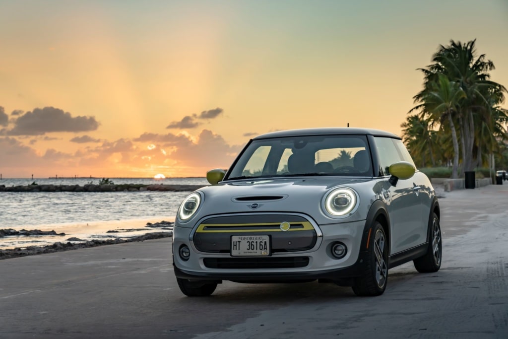 Mini Electric steht am Strand