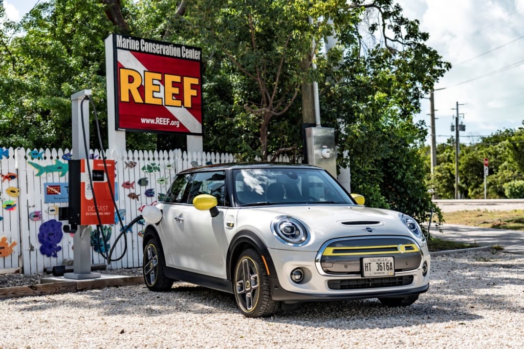 BMW Mini Cooper an Schnellladestation in Florida