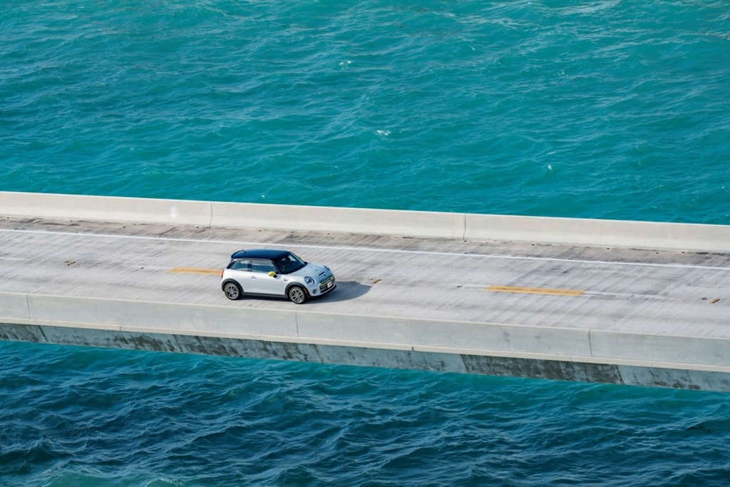 Mini Electric auf der Seven Mile Bridge