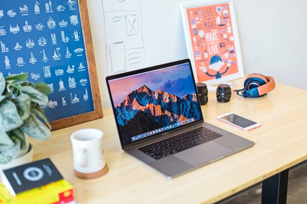 Blick auf Schreibtisch mit Notebook, Tasse