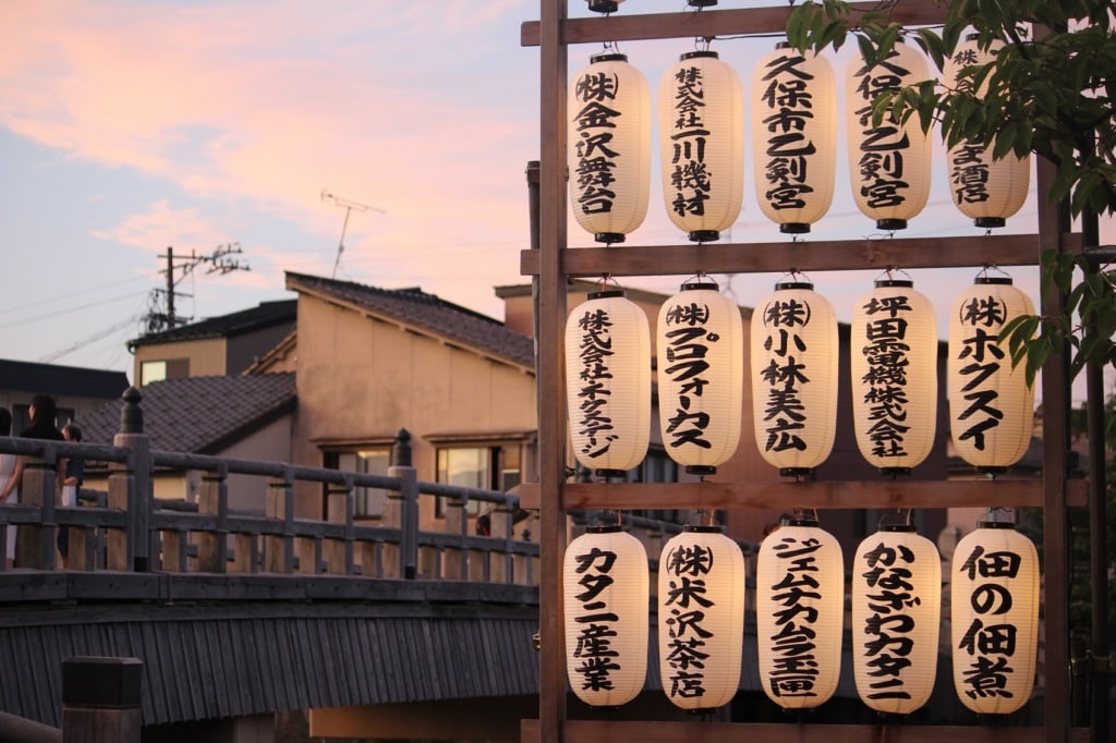 Bei einer Traumreise nach Japan darf ein Besuch im Izakaya nicht fehlen.