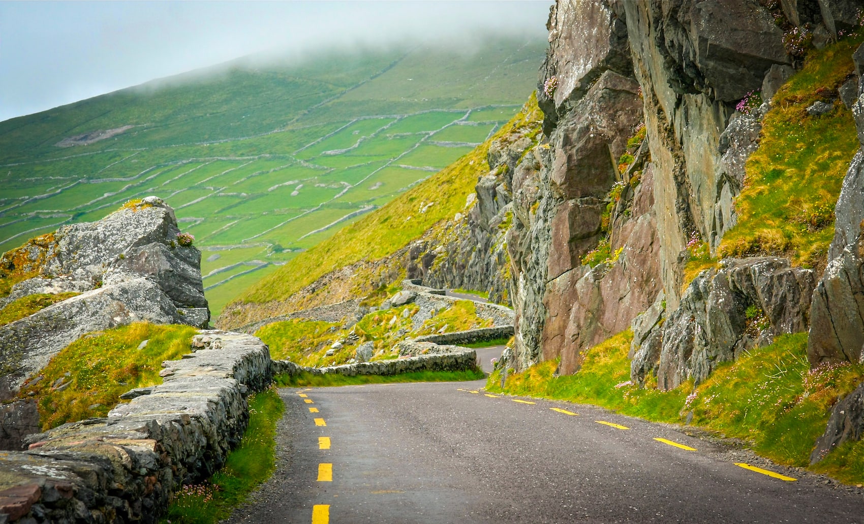Der Slea Head Drive führt unmittelbar an der Küste von Dingle entlang.