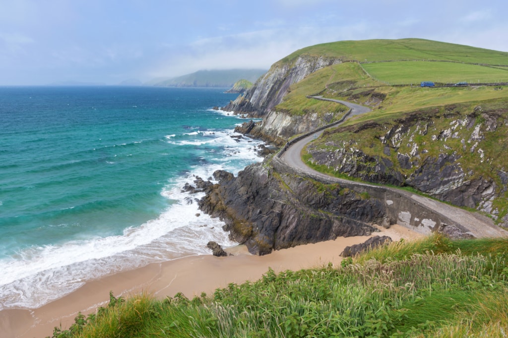 Der Slea Head Drive führt unmittelbar an der Küste von Dingle entlang.