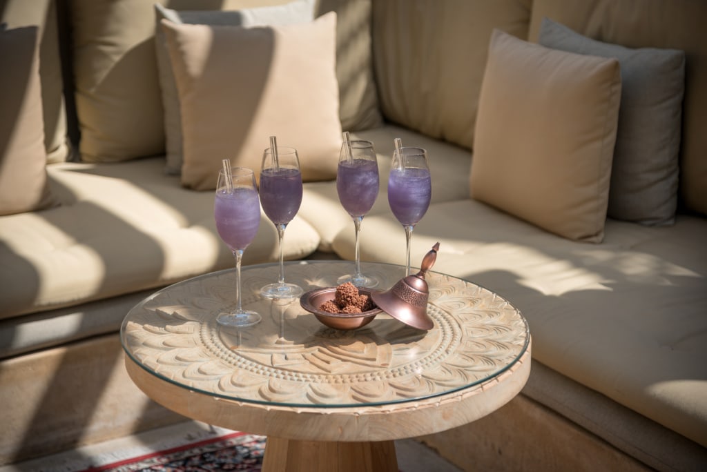 Lila Cocktails serviert im Hotel The Chedi in Sharjah