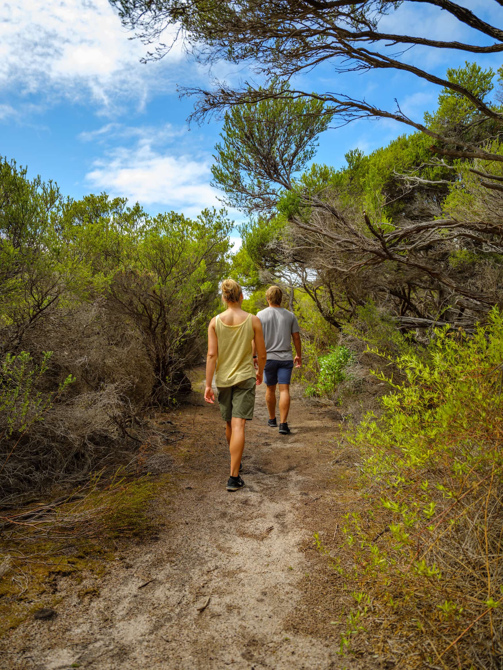 Zwei Touristen wandern durch grüne Landschaft auf Woody Island, Westaustralien