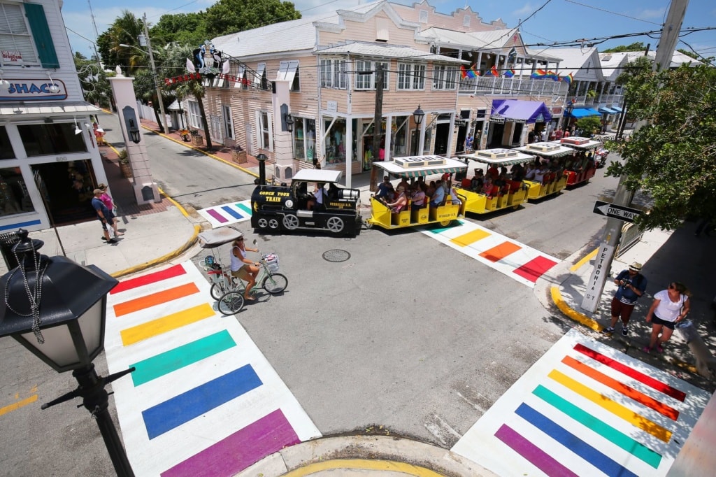 Zebrastreifen in Key West in Regenbogenfarben